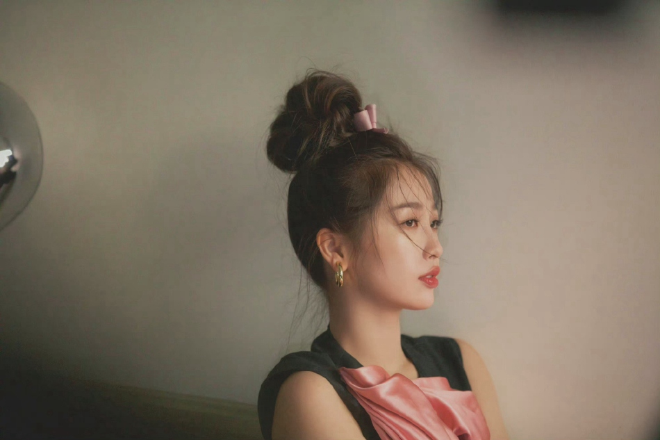 虞书欣粉色系造型少女感十足写真