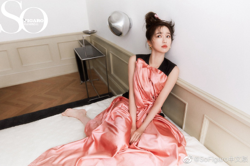 虞书欣粉色系造型少女感十足写真