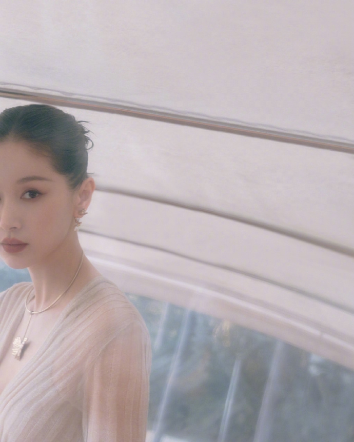 王子文雾金纱裙大秀身材曲线写真