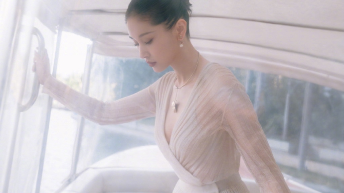 王子文雾金纱裙大秀身材曲线写真