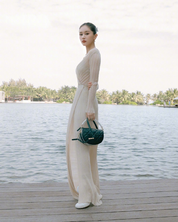 王子文雾金纱裙大秀身材曲线写真