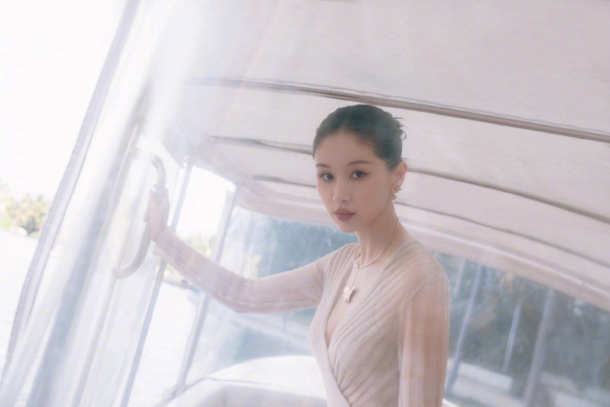 王子文雾金纱裙大秀身材曲线写真