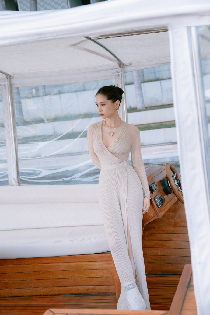 王子文雾金纱裙大秀身材曲线写真