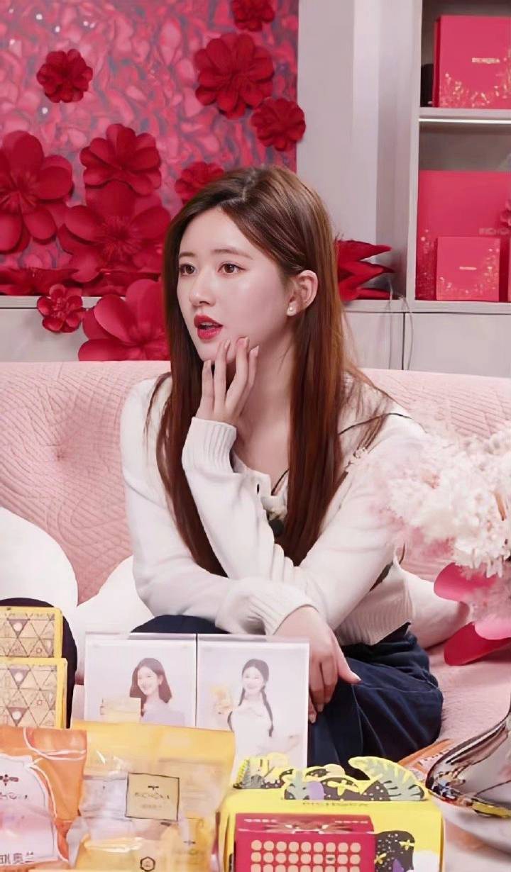 赵露思直播截图长发清新甜美