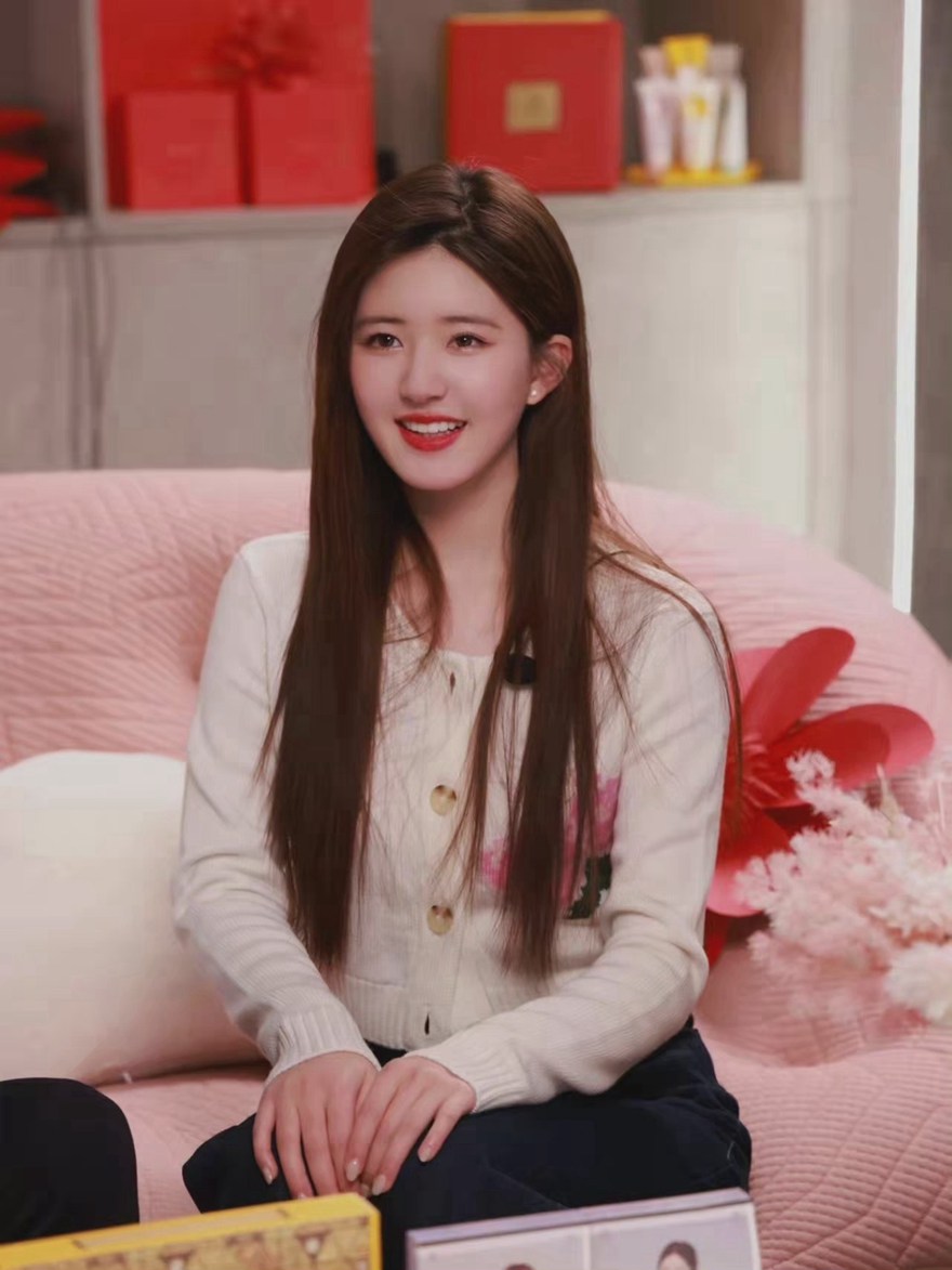 赵露思直播截图长发清新甜美