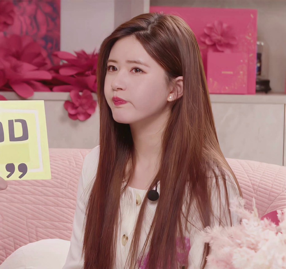 赵露思直播截图长发清新甜美
