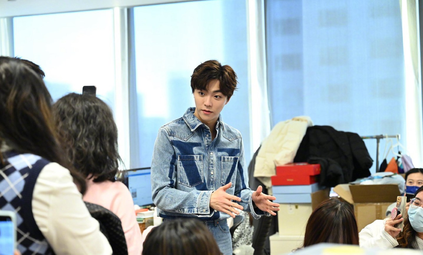 陈立农新浪扫楼一身牛仔尽显阳光帅气