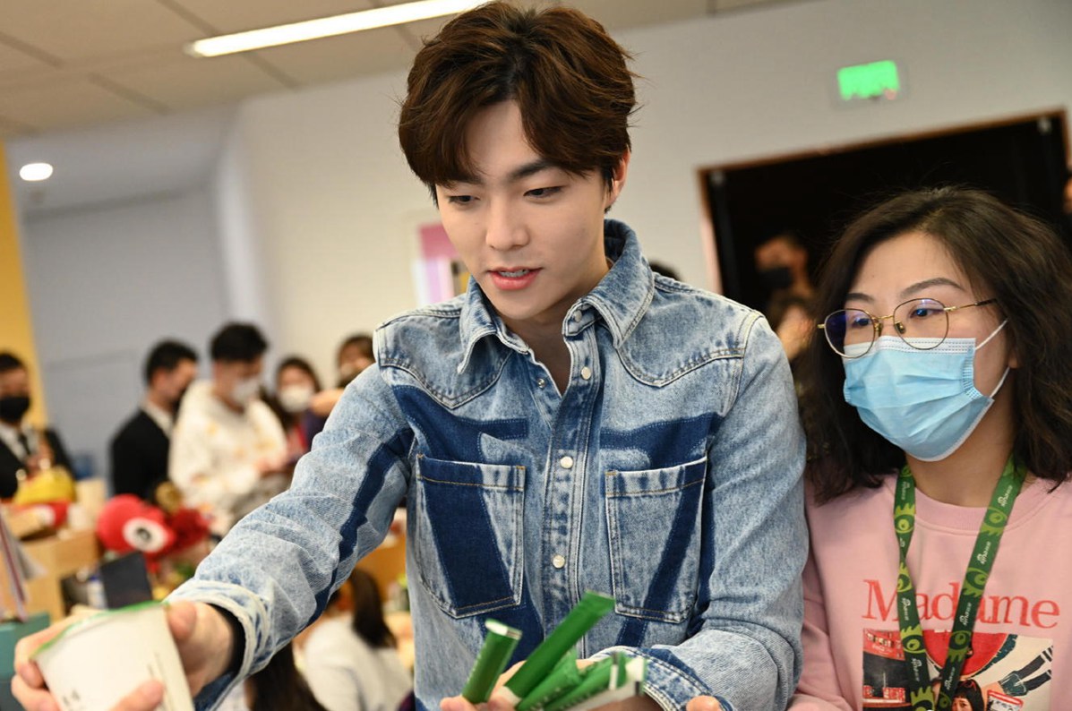 陈立农新浪扫楼一身牛仔尽显阳光帅气