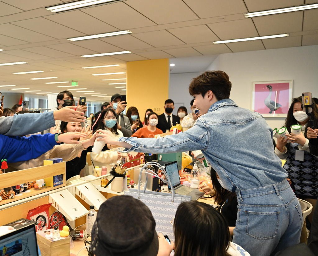 陈立农新浪扫楼一身牛仔尽显阳光帅气