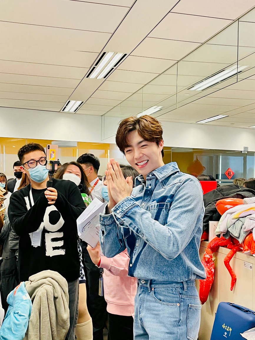 陈立农新浪扫楼一身牛仔尽显阳光帅气