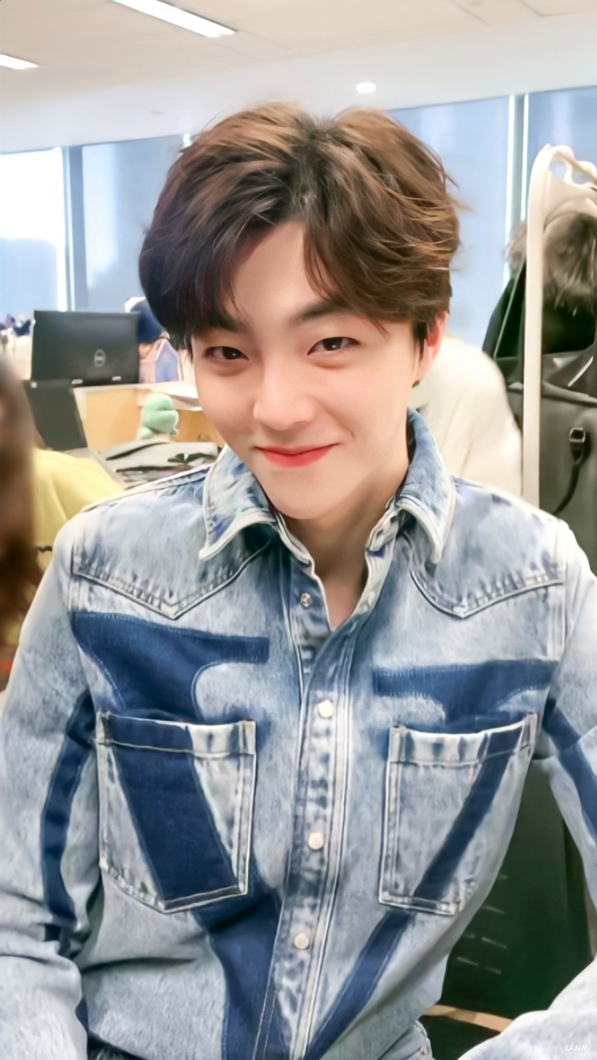 陈立农新浪扫楼一身牛仔尽显阳光帅气