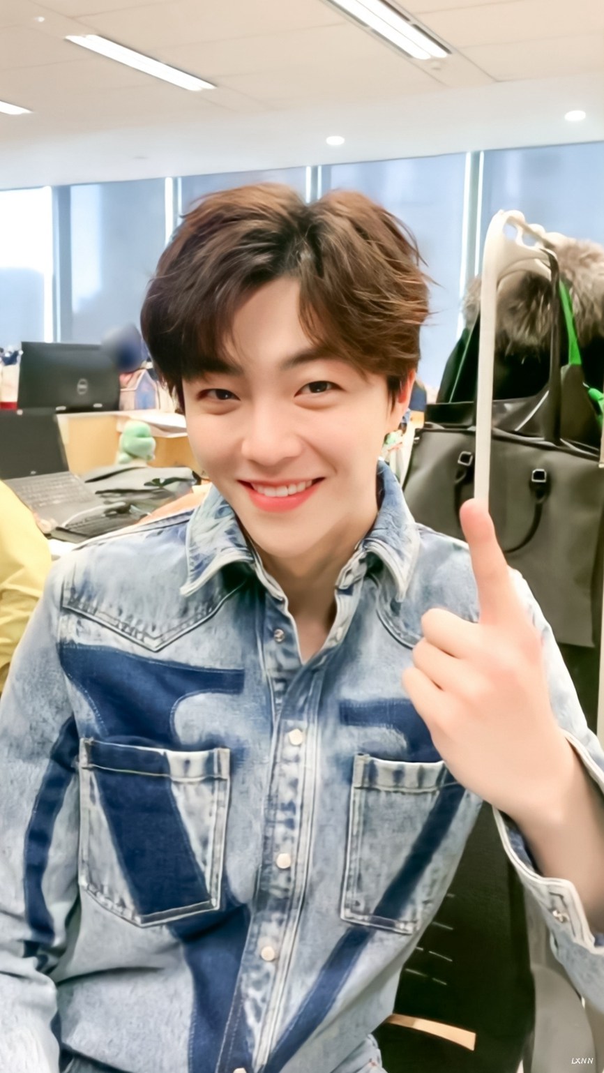 陈立农新浪扫楼一身牛仔尽显阳光帅气