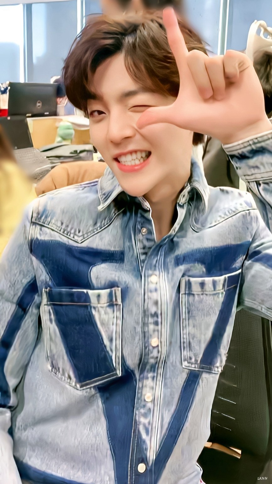 陈立农新浪扫楼一身牛仔尽显阳光帅气