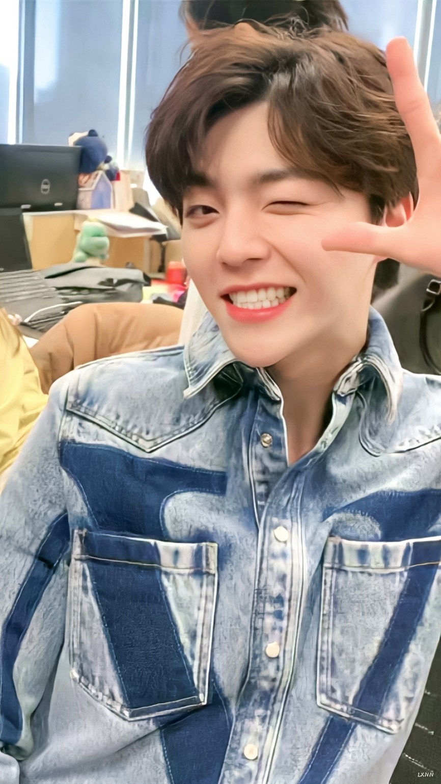 陈立农新浪扫楼一身牛仔尽显阳光帅气