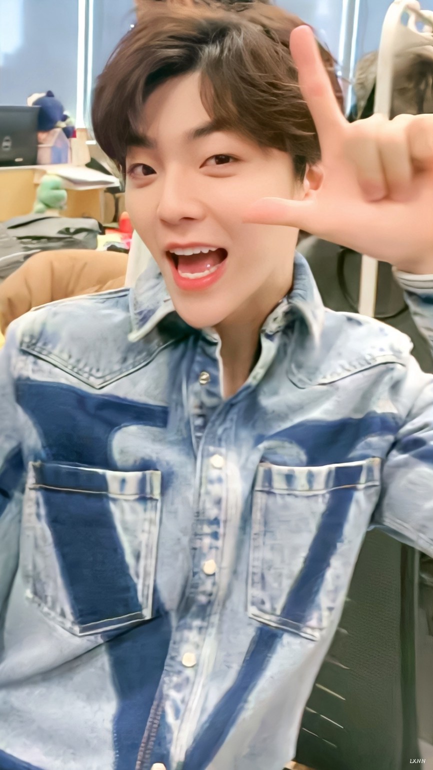 陈立农新浪扫楼一身牛仔尽显阳光帅气