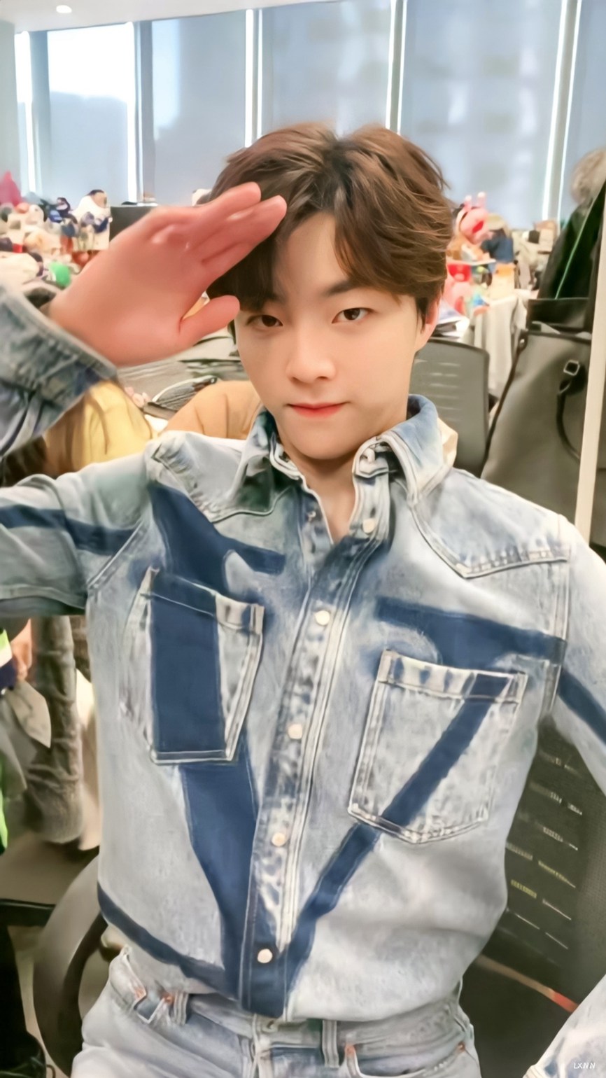 陈立农新浪扫楼一身牛仔尽显阳光帅气