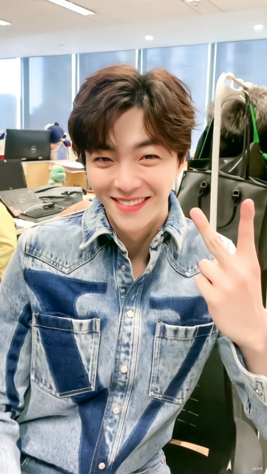 陈立农新浪扫楼一身牛仔尽显阳光帅气