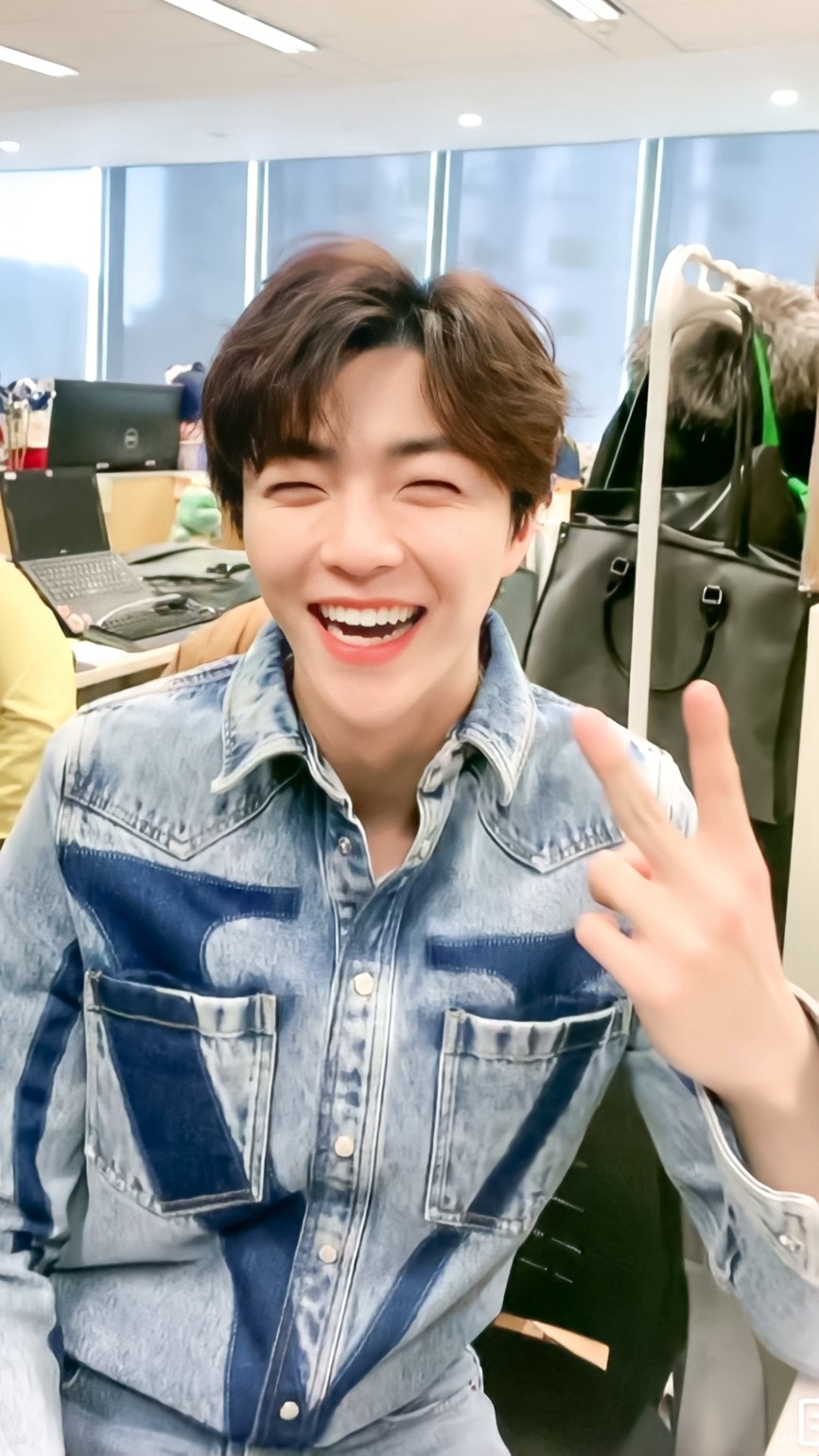 陈立农新浪扫楼一身牛仔尽显阳光帅气