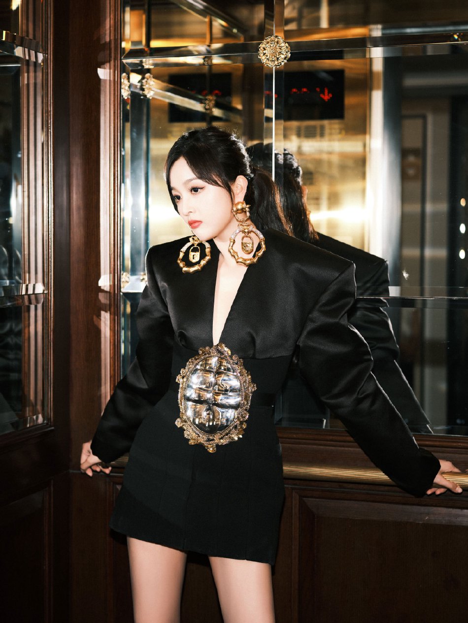 吴宣仪全黑造型又美又飒写真美照