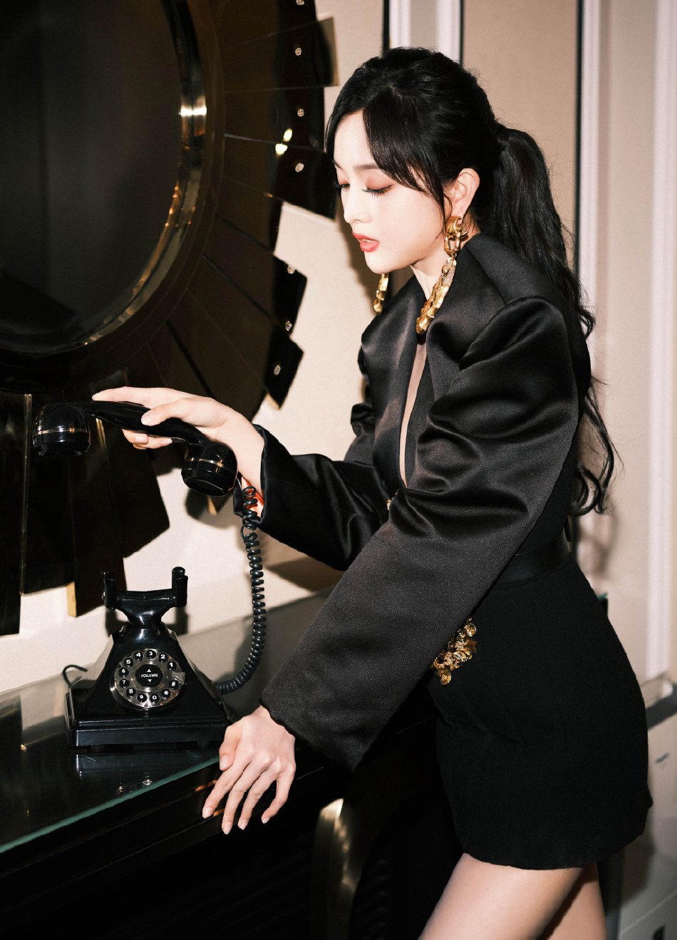 吴宣仪全黑造型又美又飒写真美照