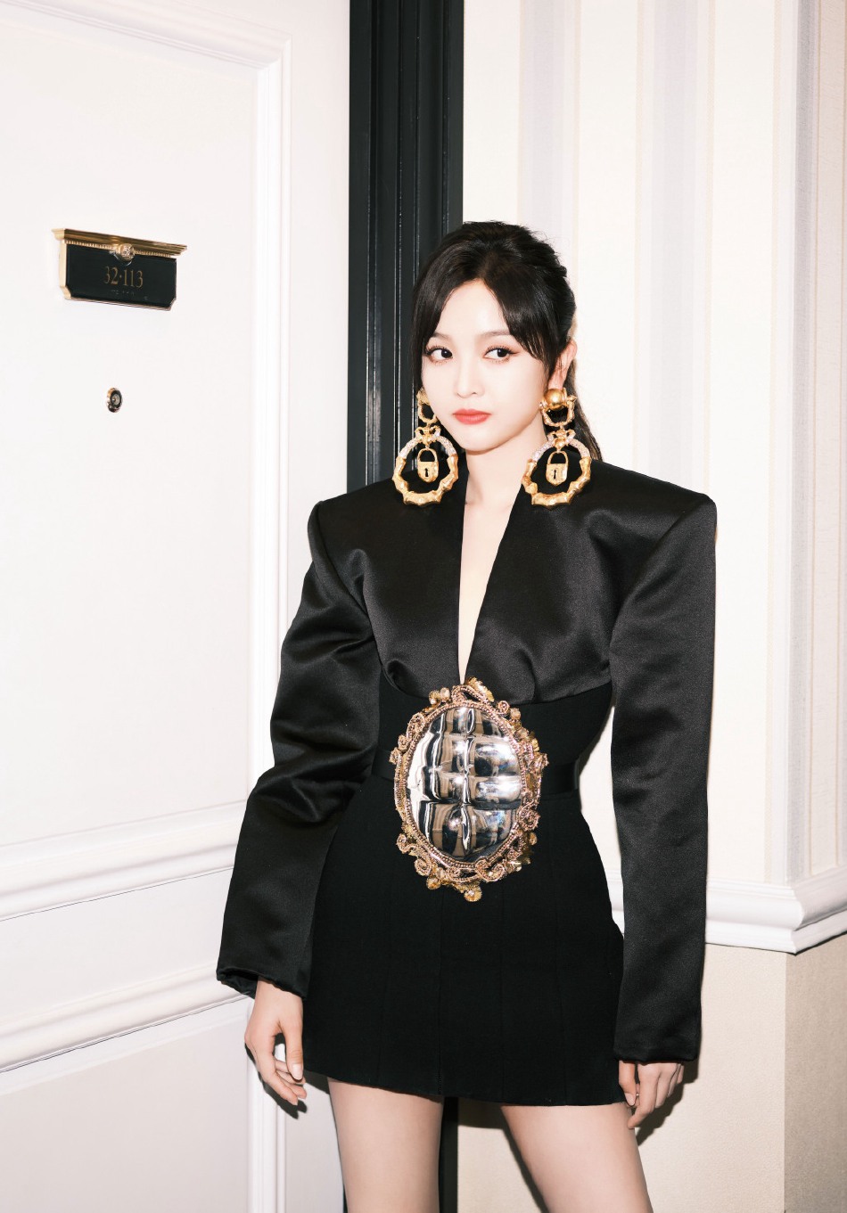 吴宣仪全黑造型又美又飒写真美照