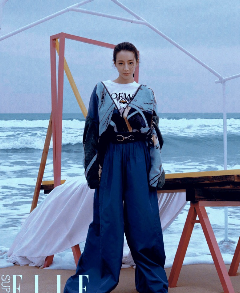 迪丽热巴SuperELLE开年刊封面海边惬意写真