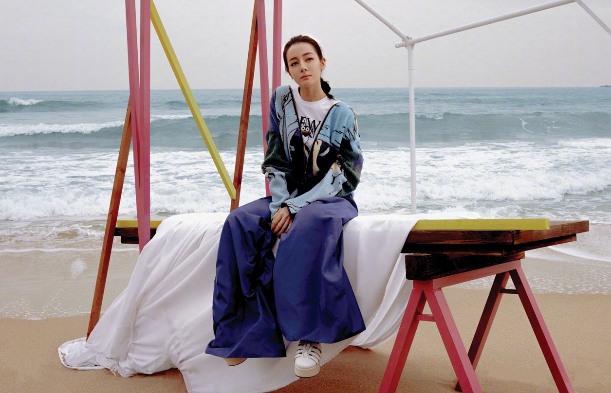 迪丽热巴SuperELLE开年刊封面海边惬意写真