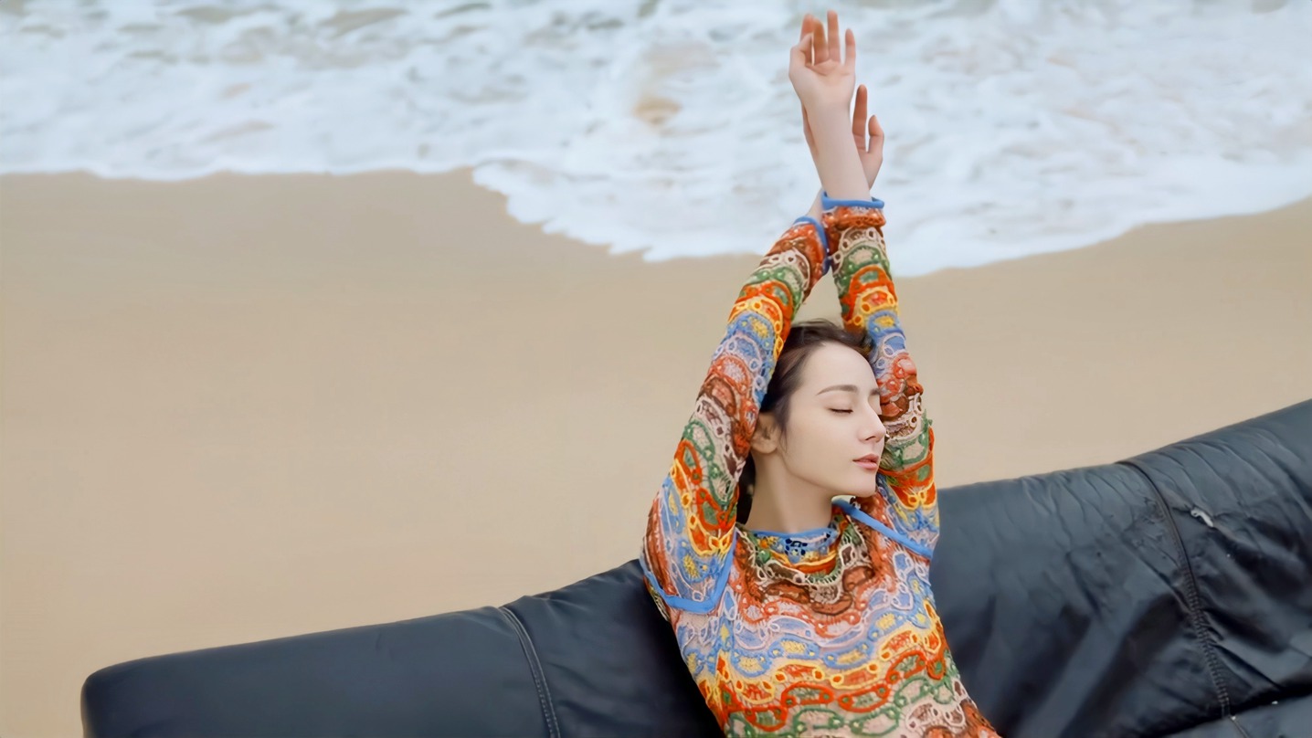 迪丽热巴SuperELLE开年刊封面海边惬意写真