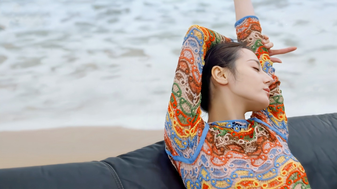 迪丽热巴SuperELLE开年刊封面海边惬意写真