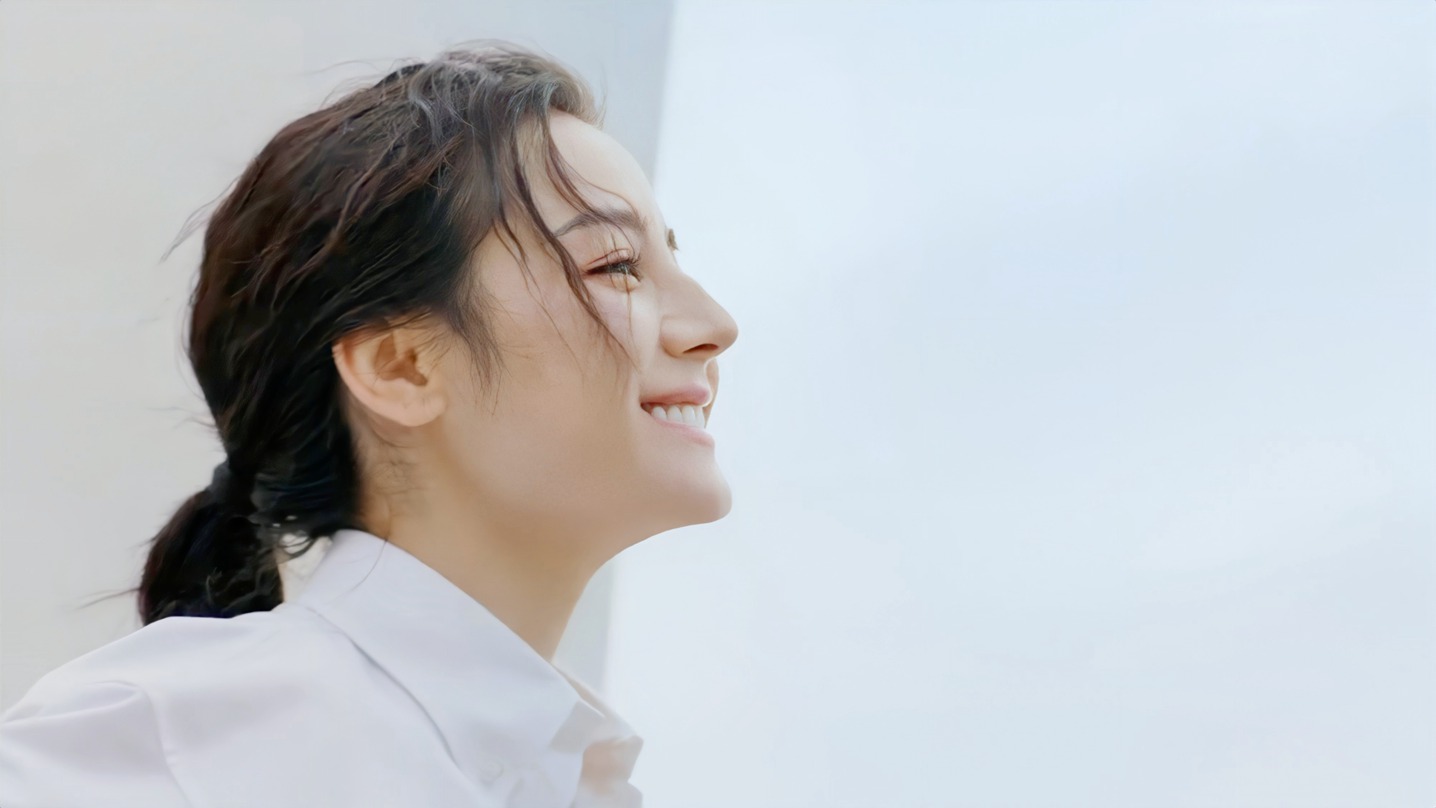 迪丽热巴SuperELLE开年刊封面海边惬意写真