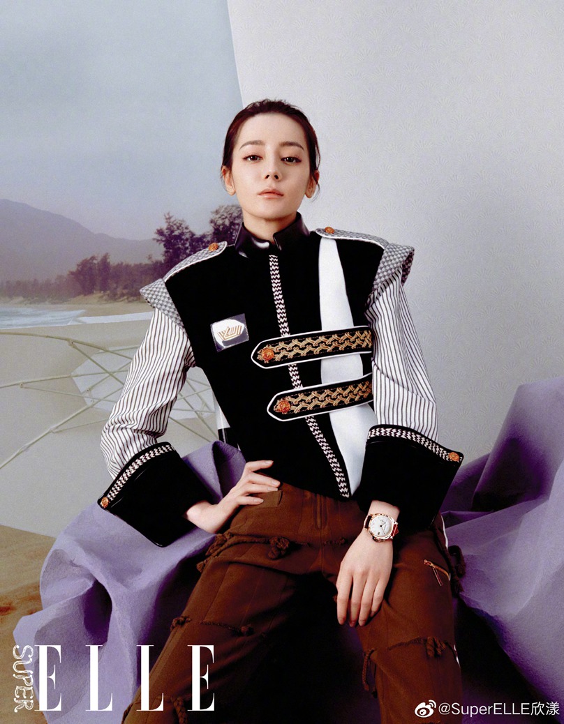 迪丽热巴SuperELLE开年刊封面海边惬意写真