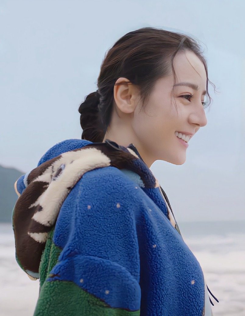 迪丽热巴SuperELLE开年刊封面海边惬意写真