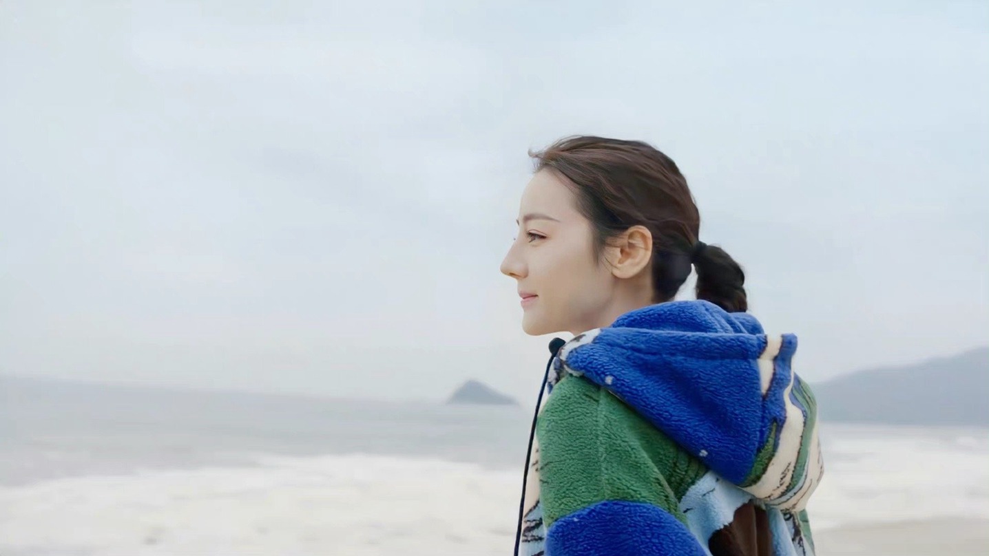 迪丽热巴SuperELLE开年刊封面海边惬意写真