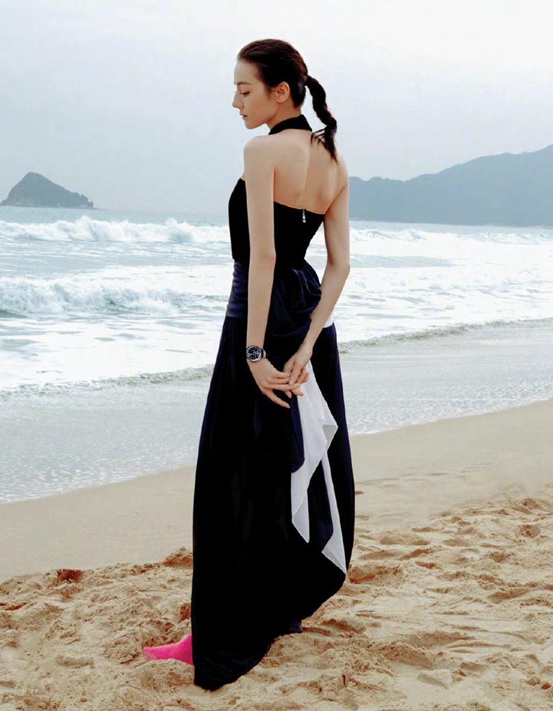 迪丽热巴SuperELLE开年刊封面海边惬意写真