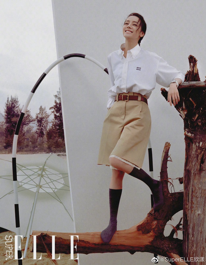 迪丽热巴SuperELLE开年刊封面海边惬意写真