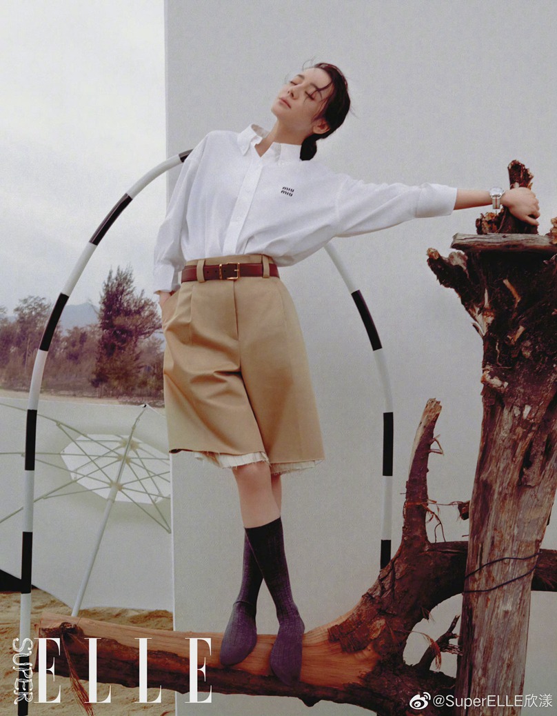 迪丽热巴SuperELLE开年刊封面海边惬意写真