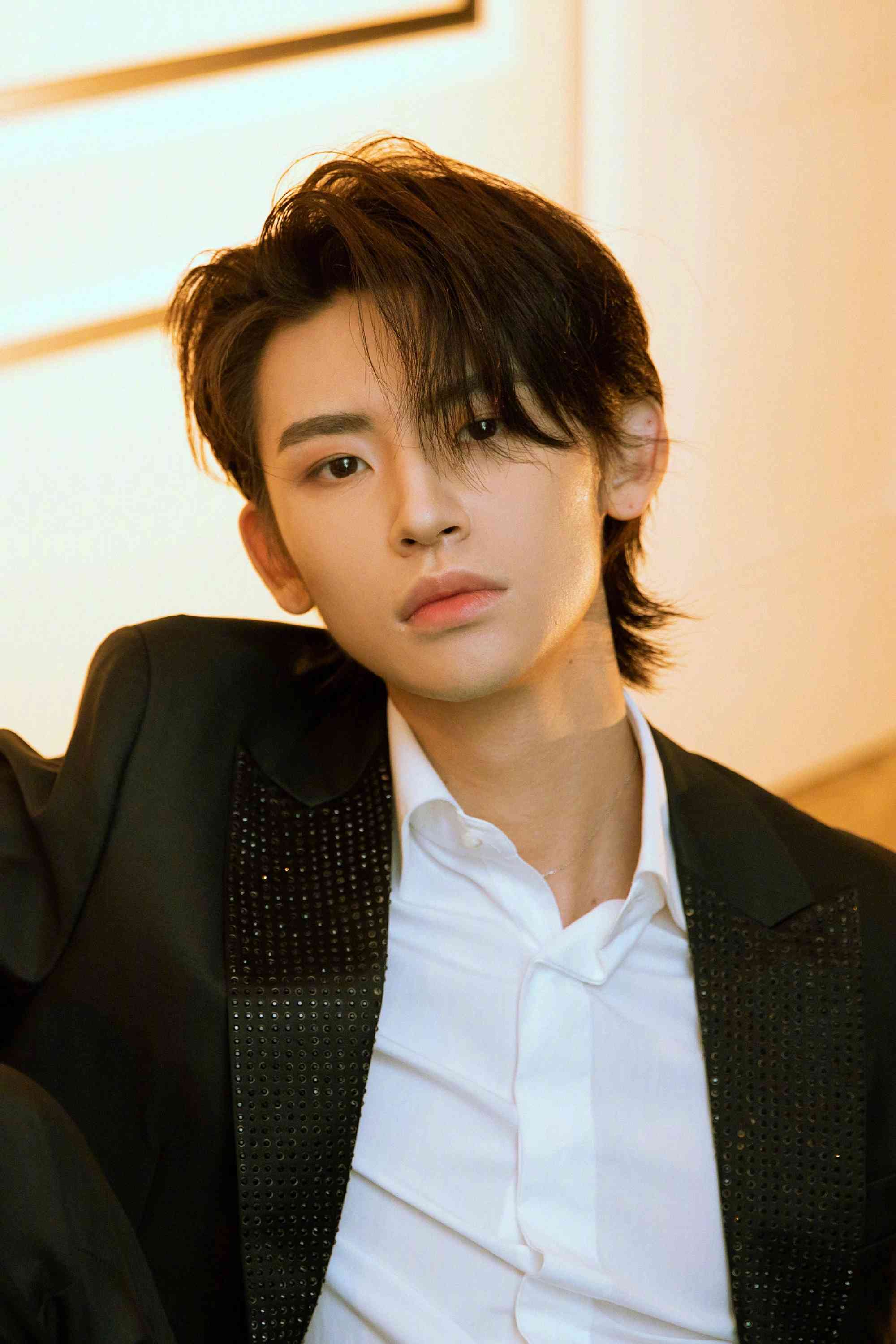 王琳凯黑色闪钻西装洒脱率性写真