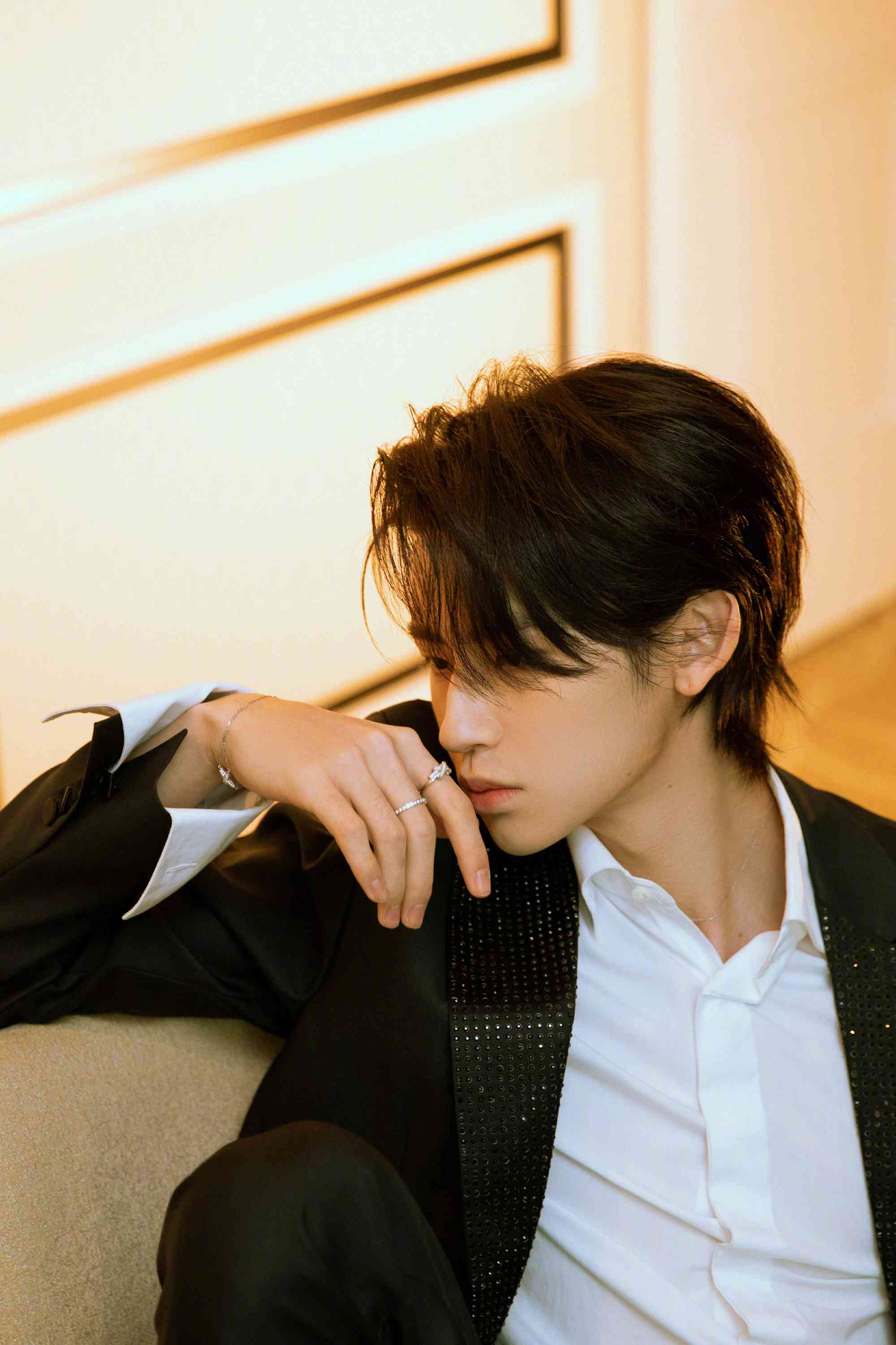 王琳凯黑色闪钻西装洒脱率性写真