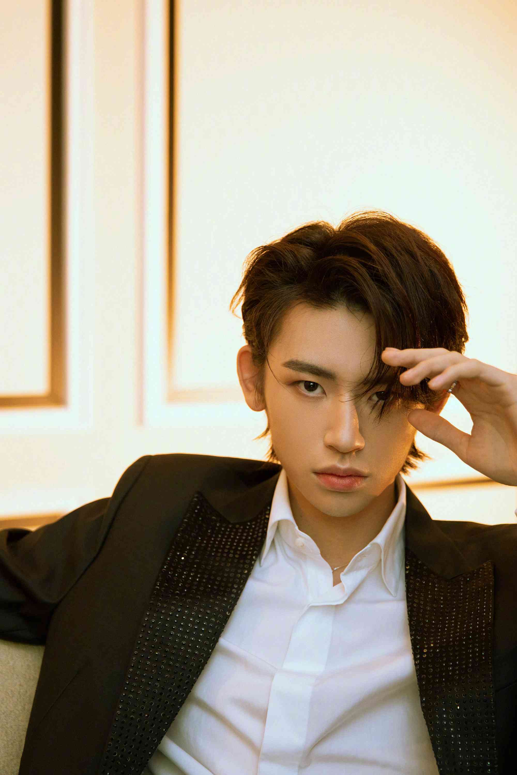 王琳凯黑色闪钻西装洒脱率性写真