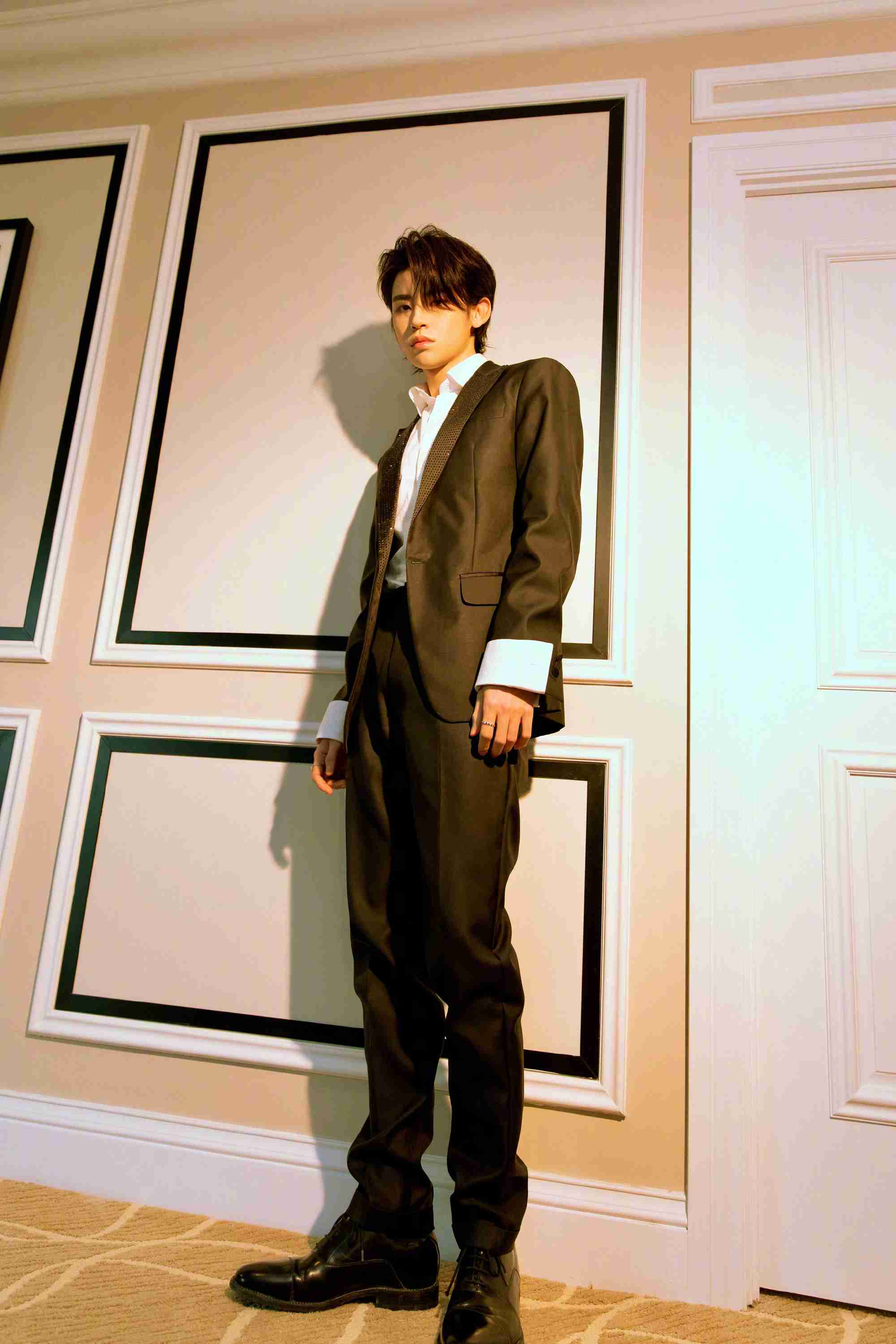 王琳凯黑色闪钻西装洒脱率性写真