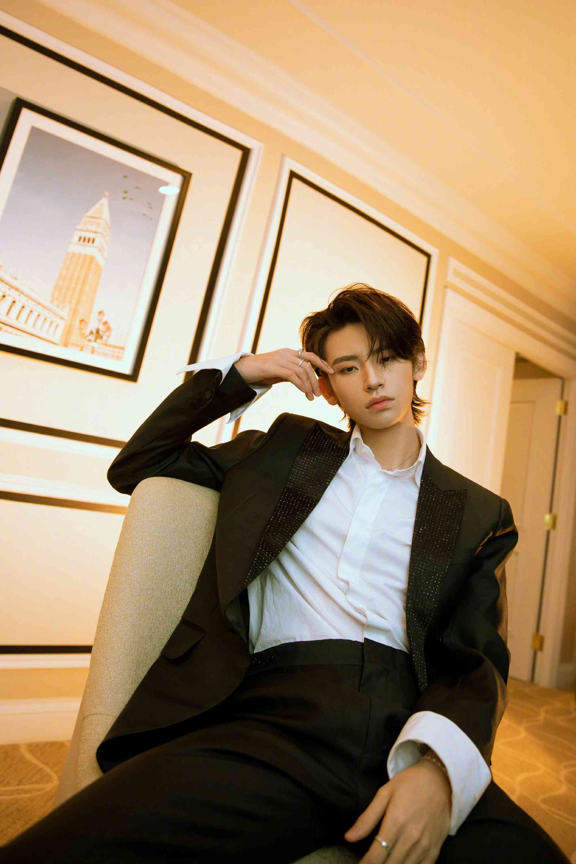 王琳凯黑色闪钻西装洒脱率性写真