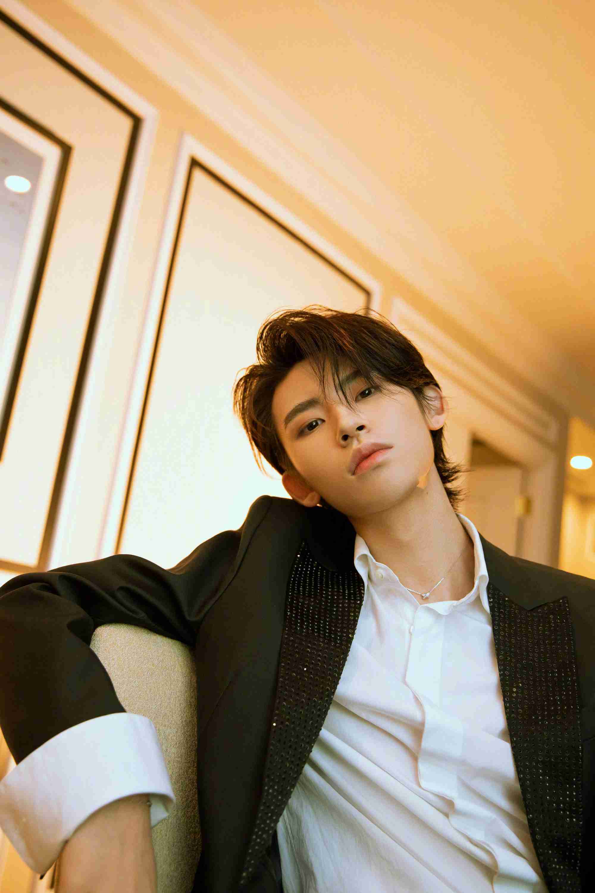 王琳凯黑色闪钻西装洒脱率性写真