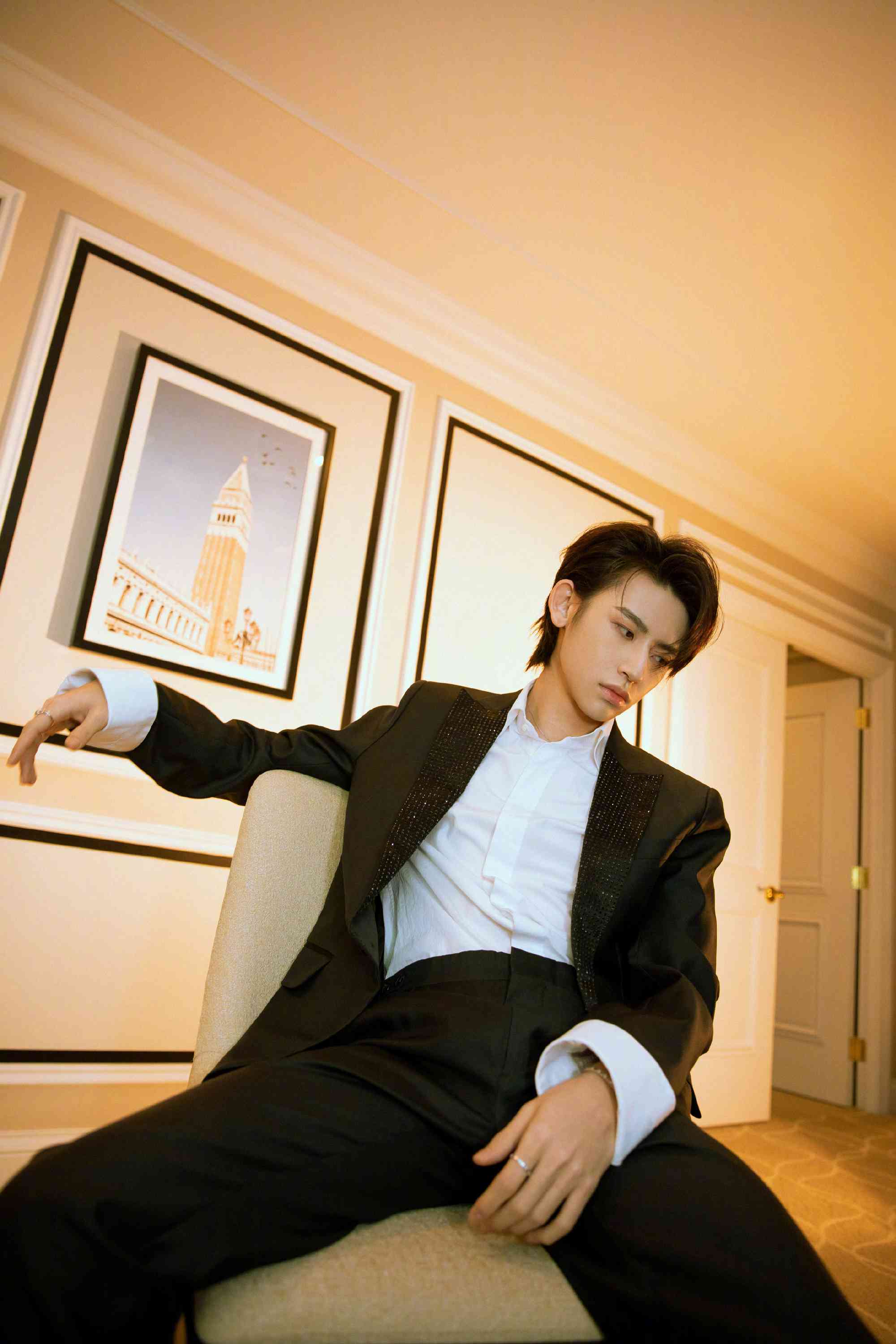 王琳凯黑色闪钻西装洒脱率性写真