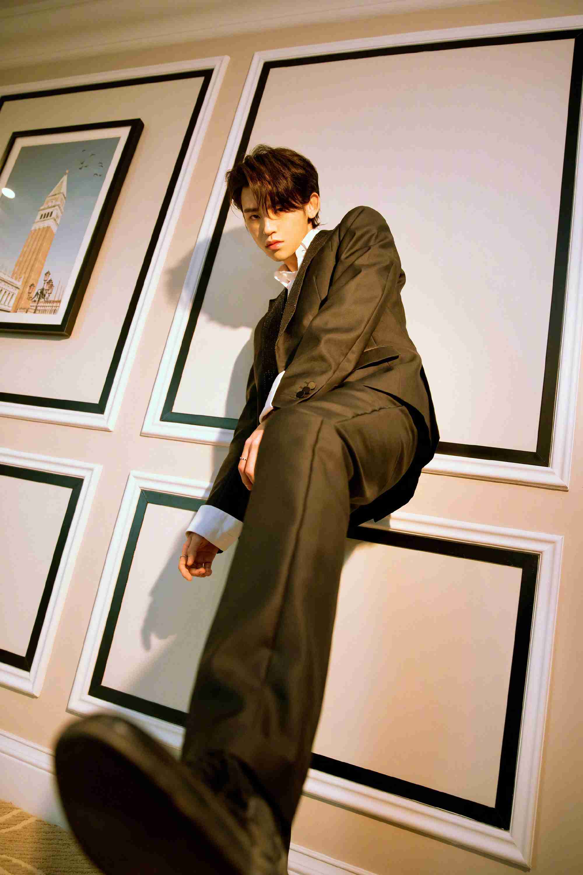 王琳凯黑色闪钻西装洒脱率性写真