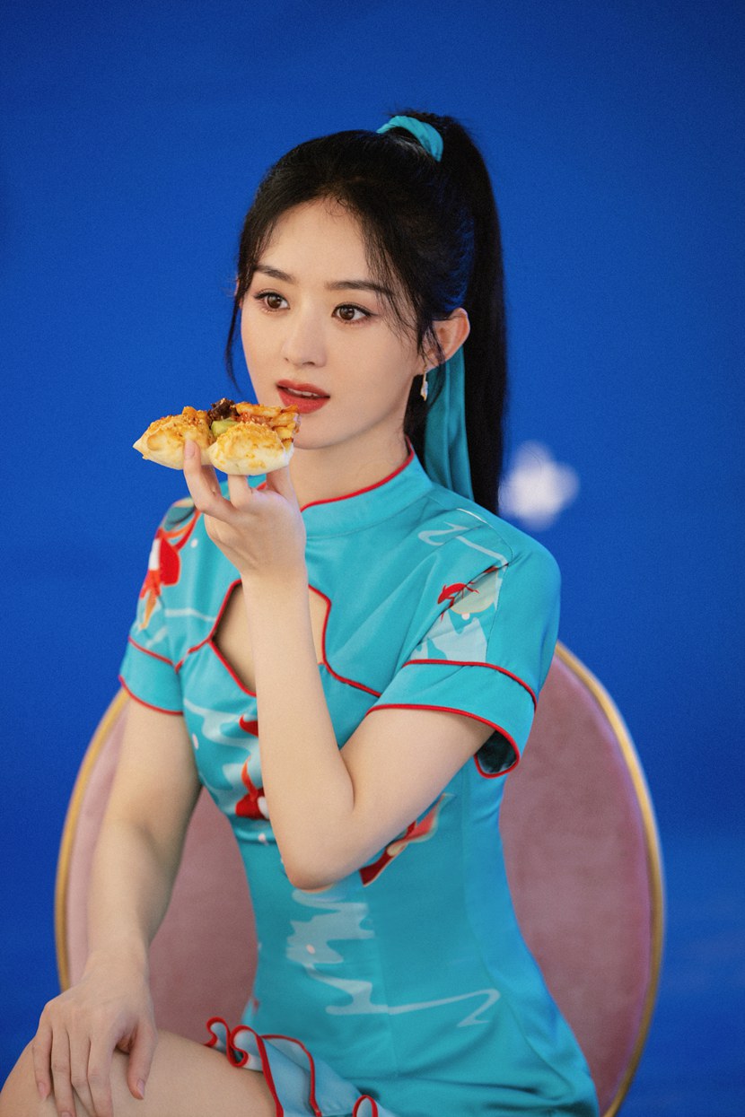 赵丽颖国风旗袍造型花絮图高马尾酷飒绝美