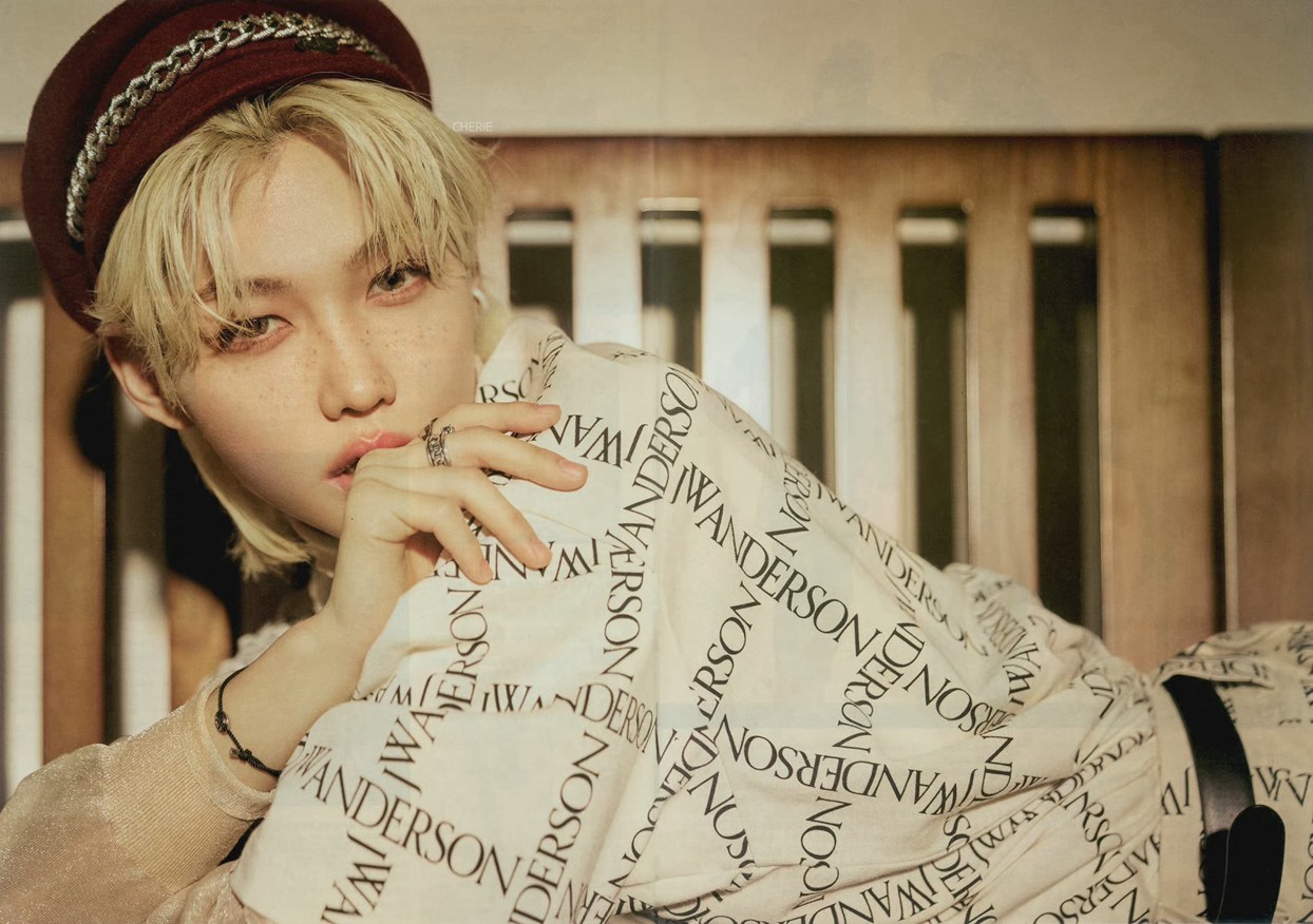 Stray Kids成员Felix《Singles》画报雀斑氛围感好绝