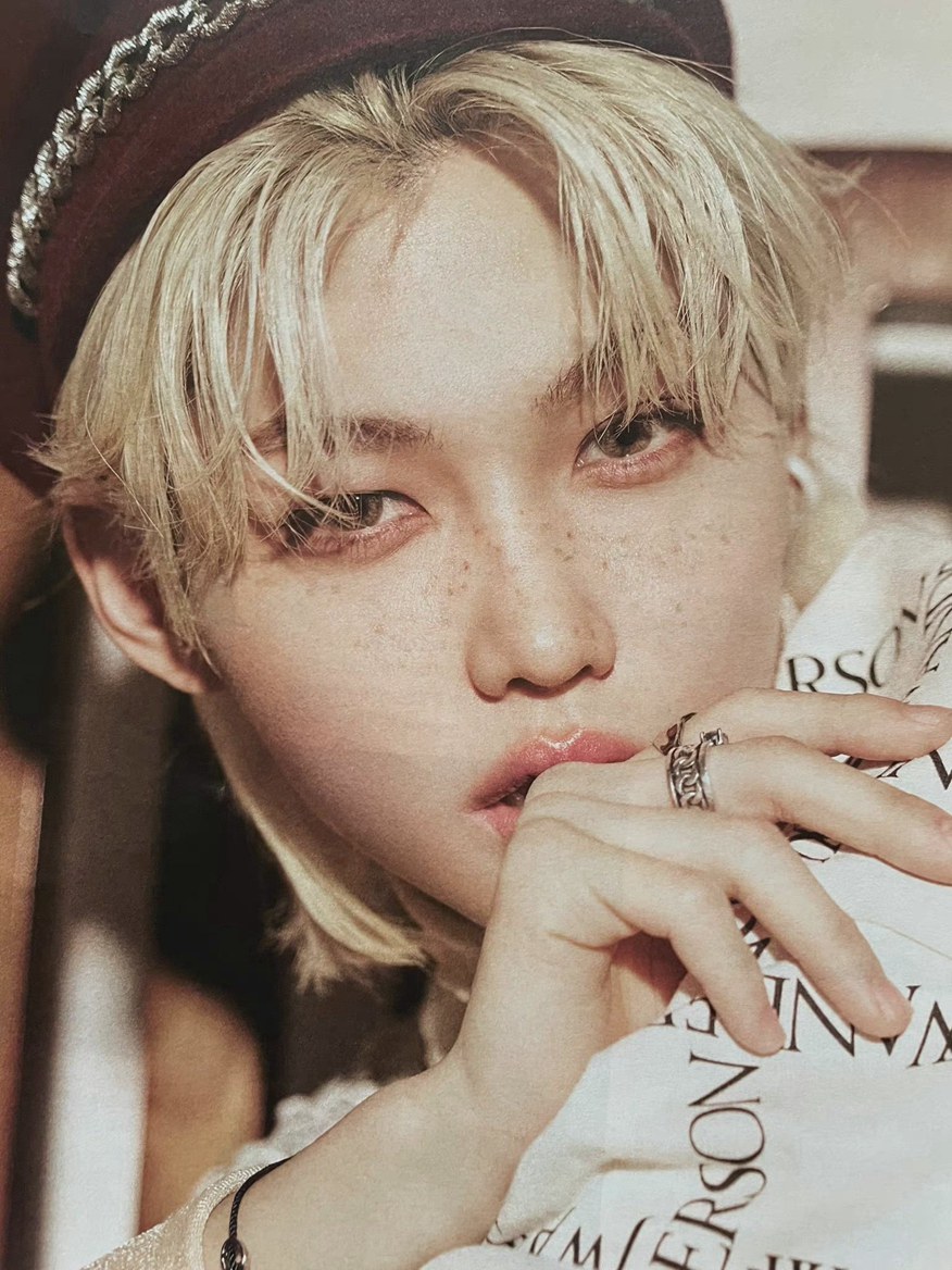 Stray Kids成员Felix《Singles》画报雀斑氛围感好绝