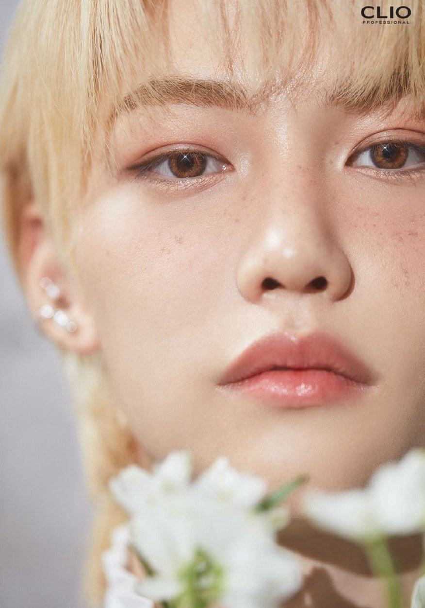 Stray Kids成员Felix《Singles》画报雀斑氛围感好绝