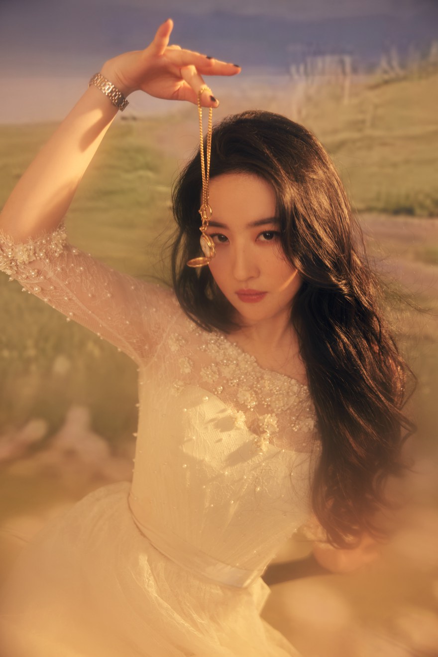 刘亦菲珍珠纱裙造型优雅贵气自带仙气