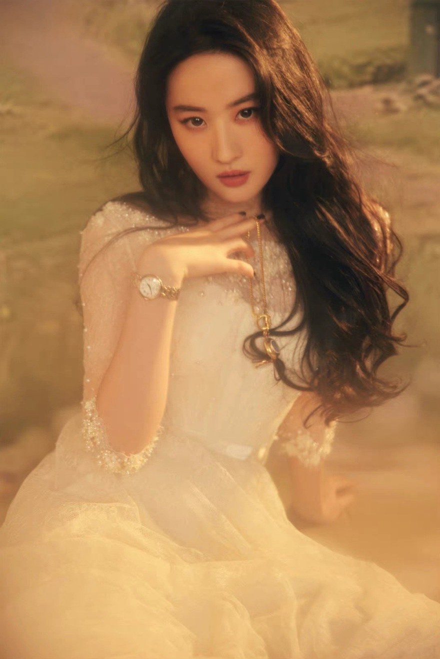 刘亦菲珍珠纱裙造型优雅贵气自带仙气